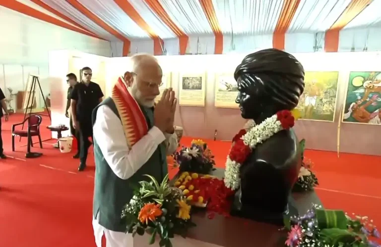 PM-Paid-Floral-Tributes-To-Birsa-Munda