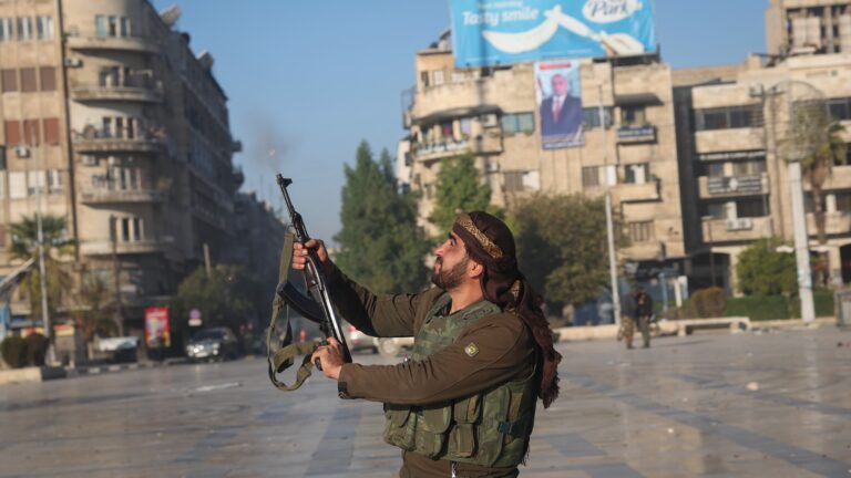 Russia Strikes in Aleppo: Over 300 Insurgents Killed Amid Rebel Offensive